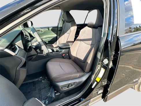 Used 2025 Toyota RAV4 XLE image 19