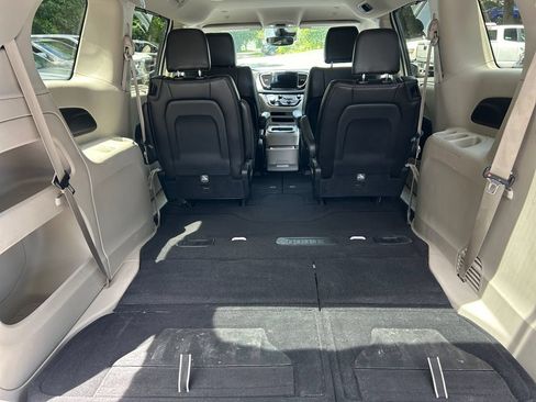 Used 2023 Chrysler Pacifica Touring-L FWD image 19