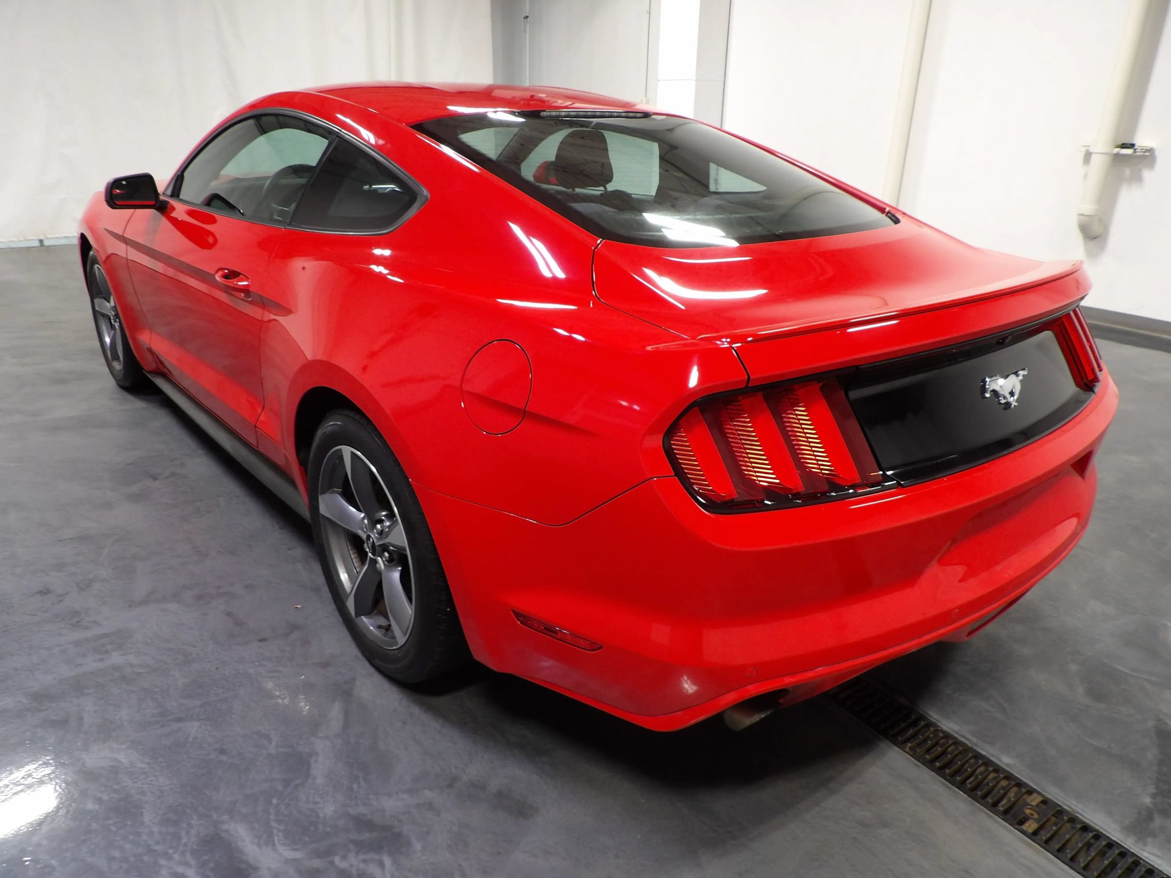 Used 2015 Ford Mustang Coupe RWD image 6