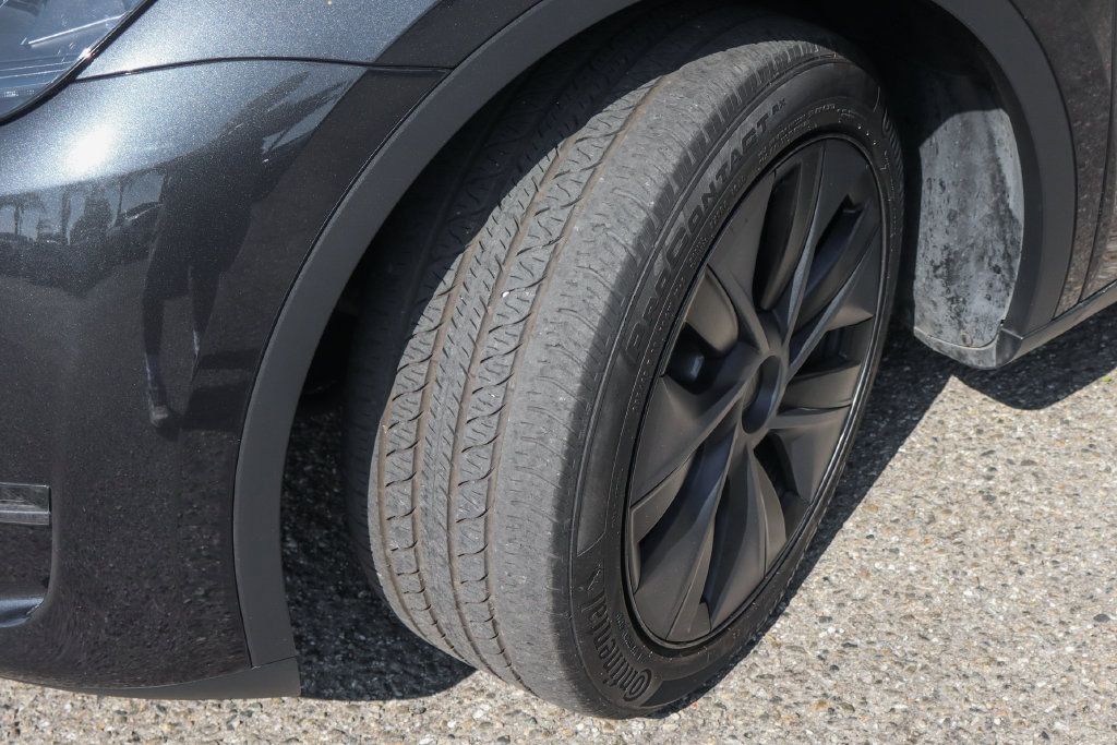 Used 2025 Tesla Model Y Long Range RWD image 38