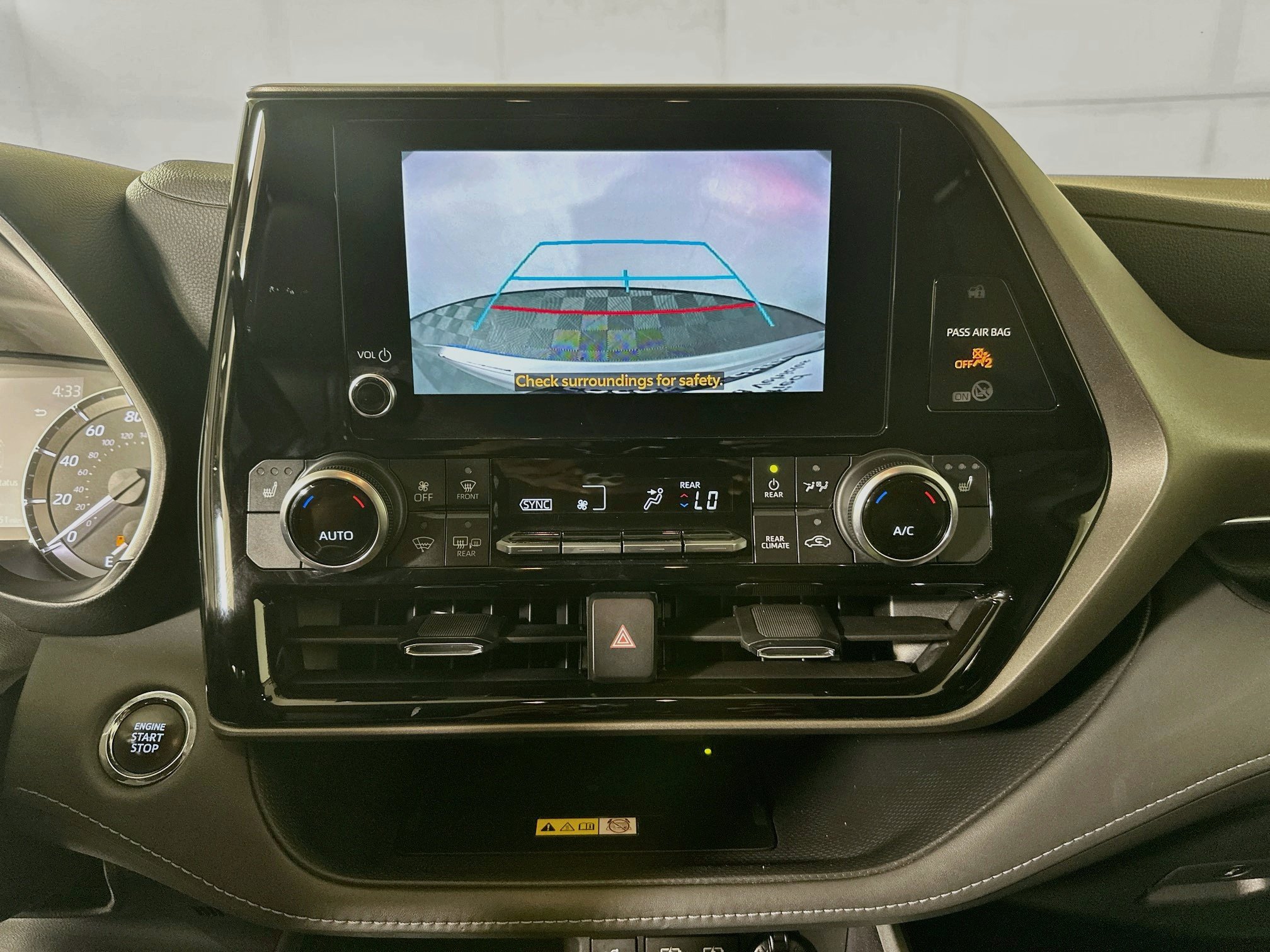 Used 2023 Toyota Highlander XLE FWD image 25