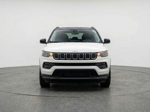 Used 2025 Jeep Compass Limited AWD/4WD image 2