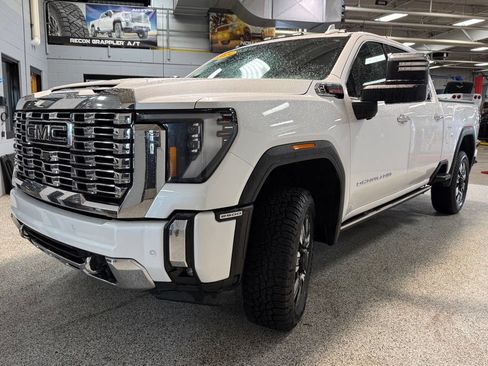 Used 2024 GMC Sierra 2500 Denali w/ Denali Reserve Package AWD/4WD image 3