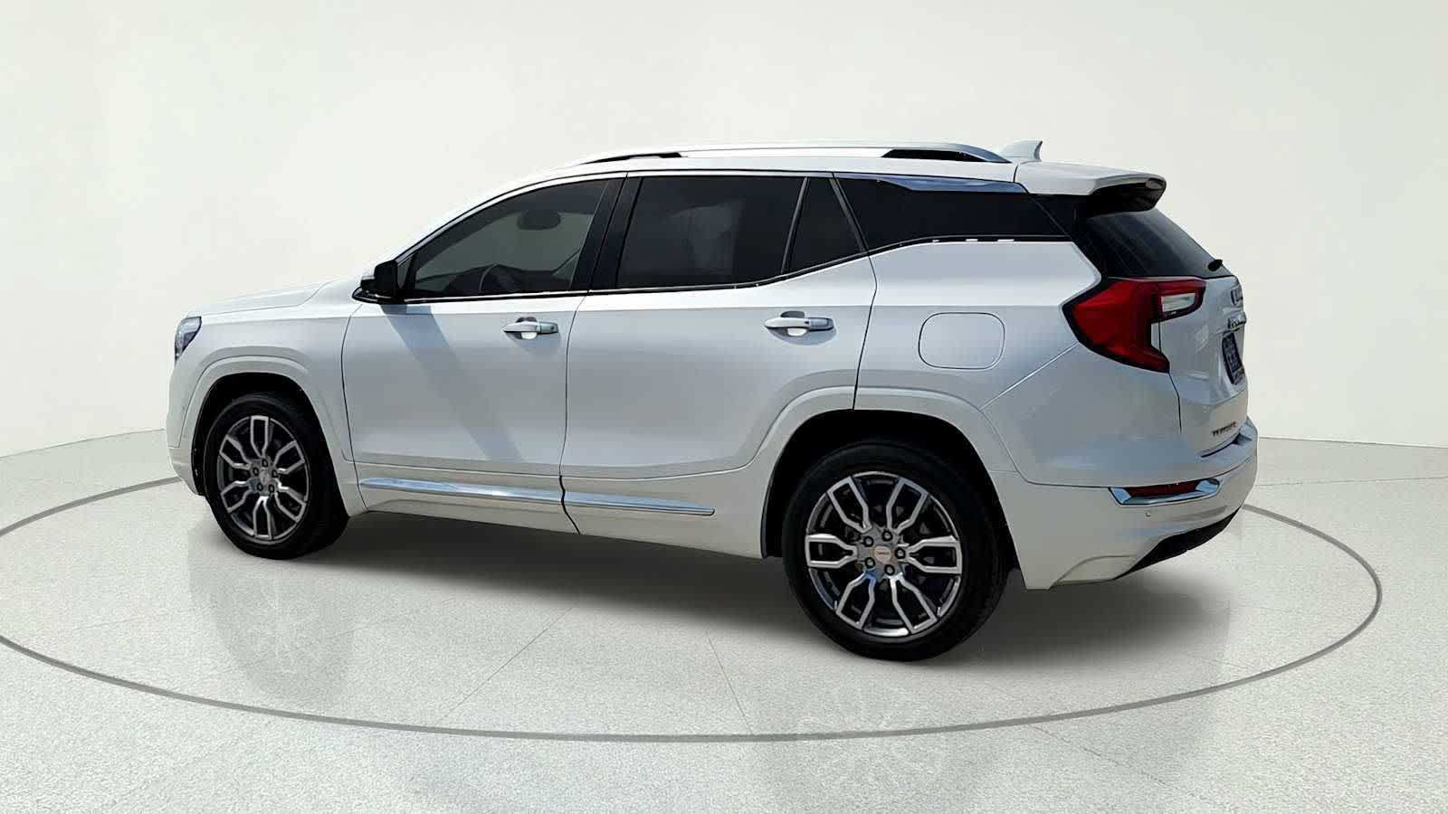 Used 2023 GMC Terrain Denali w/ Denali Premium Package AWD/4WD image 5