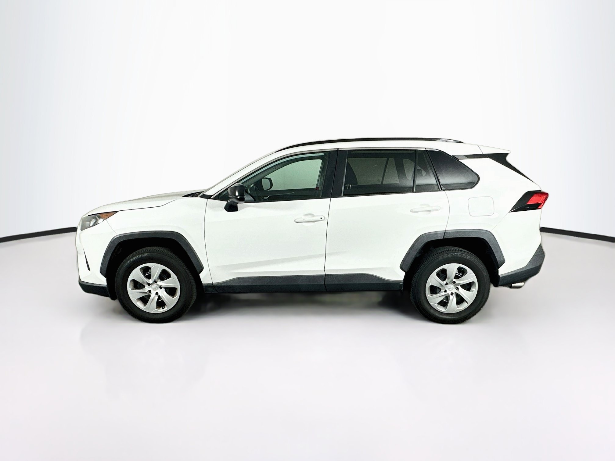Used 2021 Toyota RAV4 LE FWD image 4