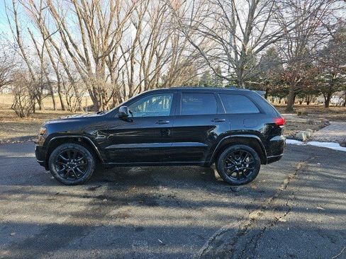 Used 2018 Jeep Grand Cherokee Altitude image 2