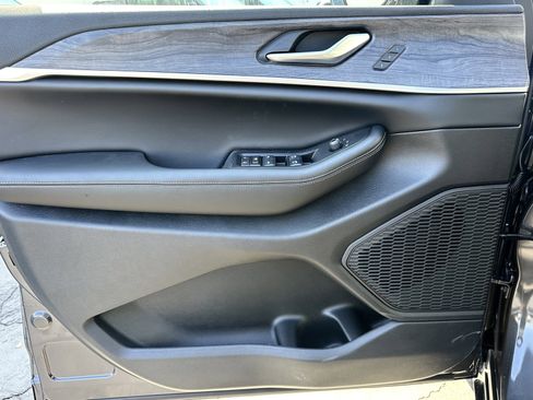 New 2024 Jeep Grand Cherokee Limited w/ Black Appearance Package image 16