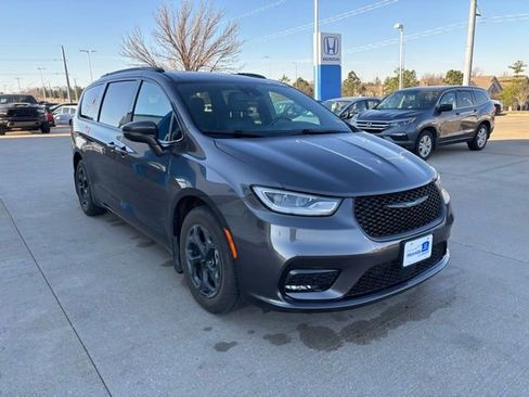 Used 2021 Chrysler Pacifica Touring-L w/ S Appearance Package image 3