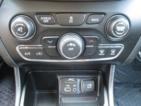 Used 2018 Jeep Cherokee Latitude FWD image 23