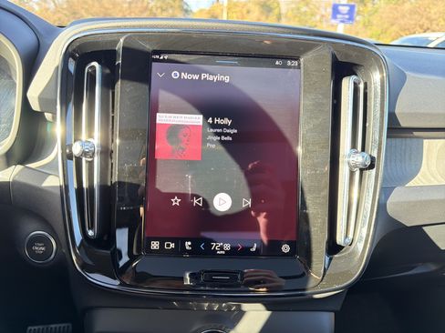 Certified 2025 Volvo XC40 B5 Plus image 9