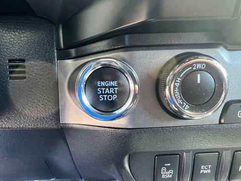 Used 2021 Toyota Tacoma TRD Off-Road w/ Technology Package AWD/4WD image 18
