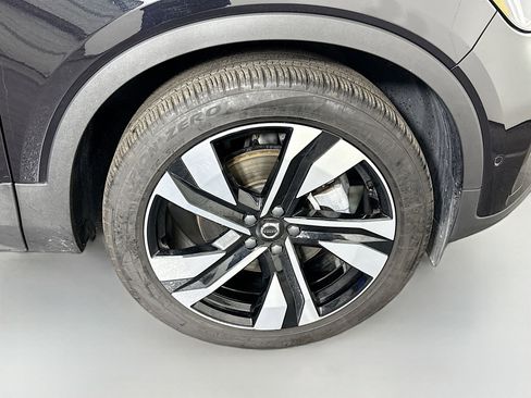 Used 2025 Volvo XC40 B5 Plus image 32