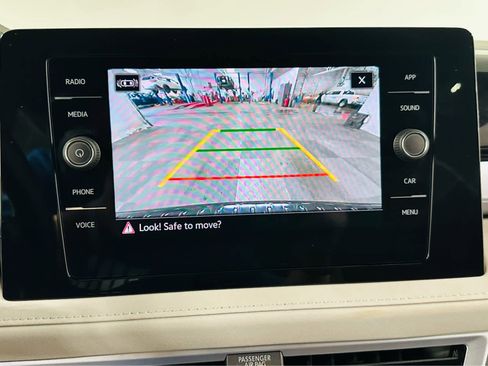 Certified 2025 Volkswagen Taos SE image 12