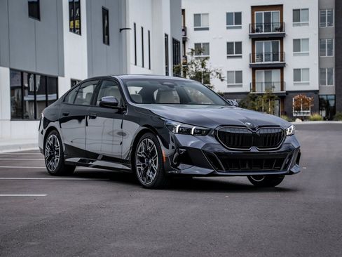 Used 2026 BMW 530i xDrive w/ M Sport Package image 7