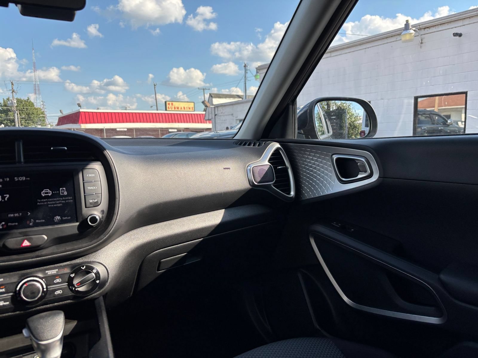 Used 2025 Kia Soul LX w/ LX Technology Package FWD image 32