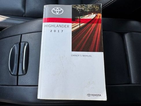 Used 2017 Toyota Highlander XLE AWD/4WD image 23