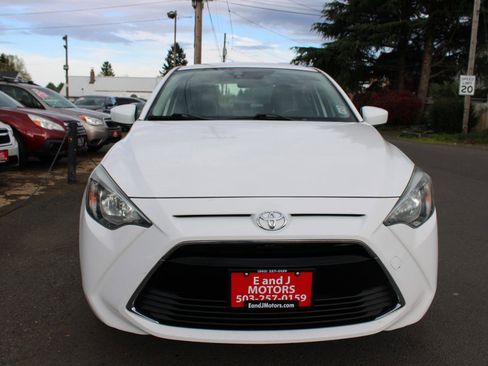 Used 2017 Toyota Yaris iA image 2