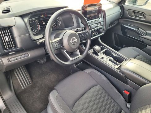 Used 2025 Nissan Pathfinder S image 7