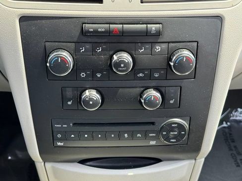 Used 2013 Volkswagen Routan SE FWD image 13