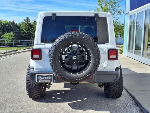 Used 2019 Jeep Wrangler Unlimited Sahara w/ Uconnect 4C Nav & Sound Group AWD/4WD image 4