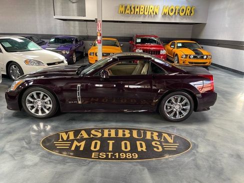 Used 2009 Cadillac XLR image 2
