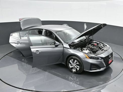 Used 2025 Nissan Altima 2.5 S FWD image 44