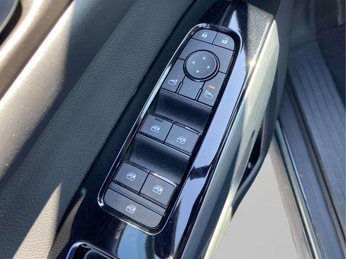 Used 2025 Nissan Pathfinder SL FWD image 17