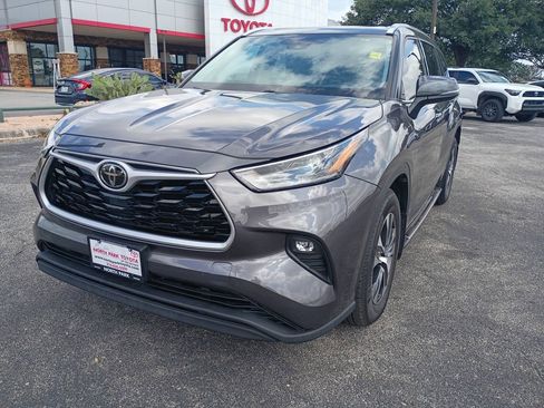 Certified 2021 Toyota Highlander XLE FWD image 2