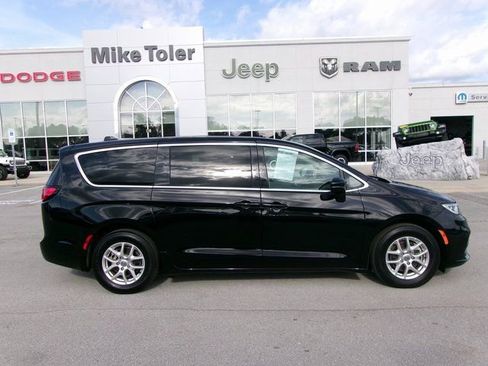 Used 2024 Chrysler Pacifica Touring-L image 5