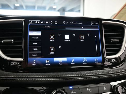 Used 2023 Chrysler Pacifica Touring-L FWD image 21