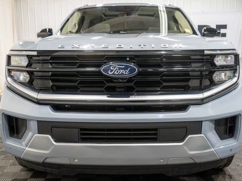 Used 2025 Ford Expedition Platinum w/ Driver's Package AWD/4WD image 3