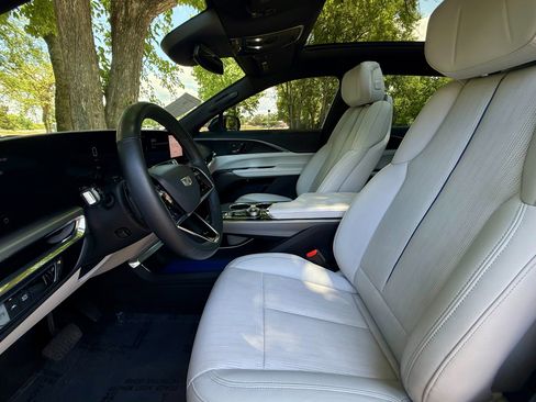 Used 2024 Cadillac Lyriq Sport RWD image 9