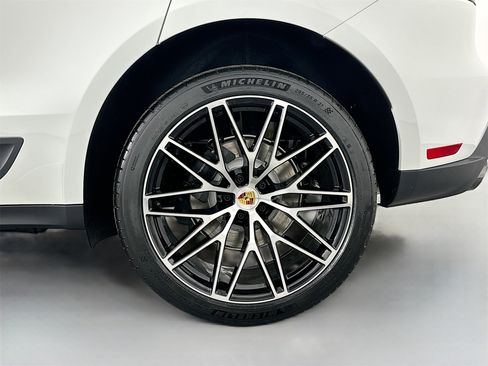 Certified 2026 Porsche Macan image 12