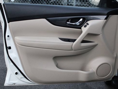 Used 2018 Nissan Rogue SV image 16