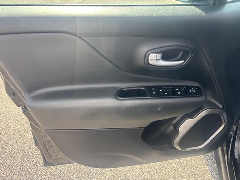 Used 2023 Jeep Renegade Latitude AWD/4WD image 17