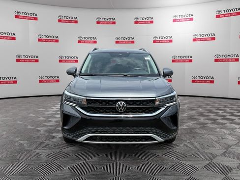 Used 2024 Volkswagen Taos SE FWD image 2