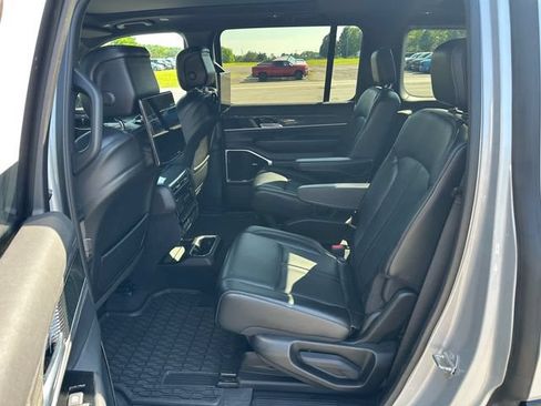 Used 2022 Jeep Wagoneer Series III w/ Premium Group I AWD/4WD image 10