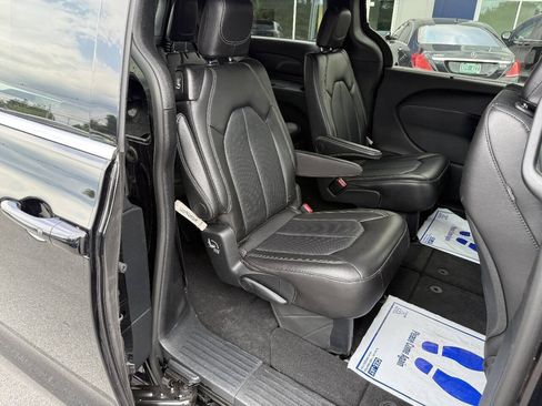 Used 2025 Chrysler Pacifica Select FWD image 9