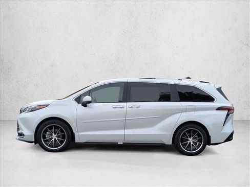 Used 2025 Toyota Sienna Platinum image 9