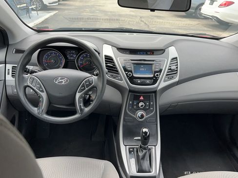 Used 2015 Hyundai Elantra SE w/ Option Group 02 FWD image 9