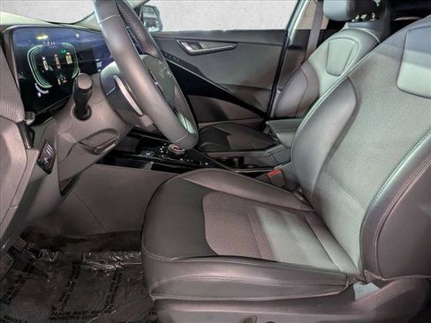 Used 2023 Kia Niro EX image 18