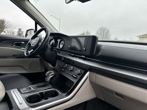 Used 2022 Kia Carnival LX image 24