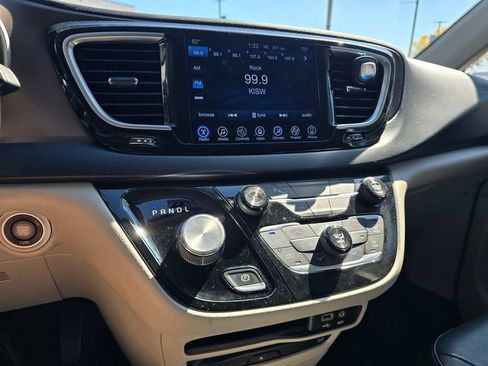 Used 2017 Chrysler Pacifica Touring-L Plus FWD image 9