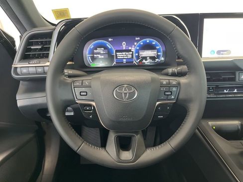 Used 2023 Toyota Crown XLE image 5