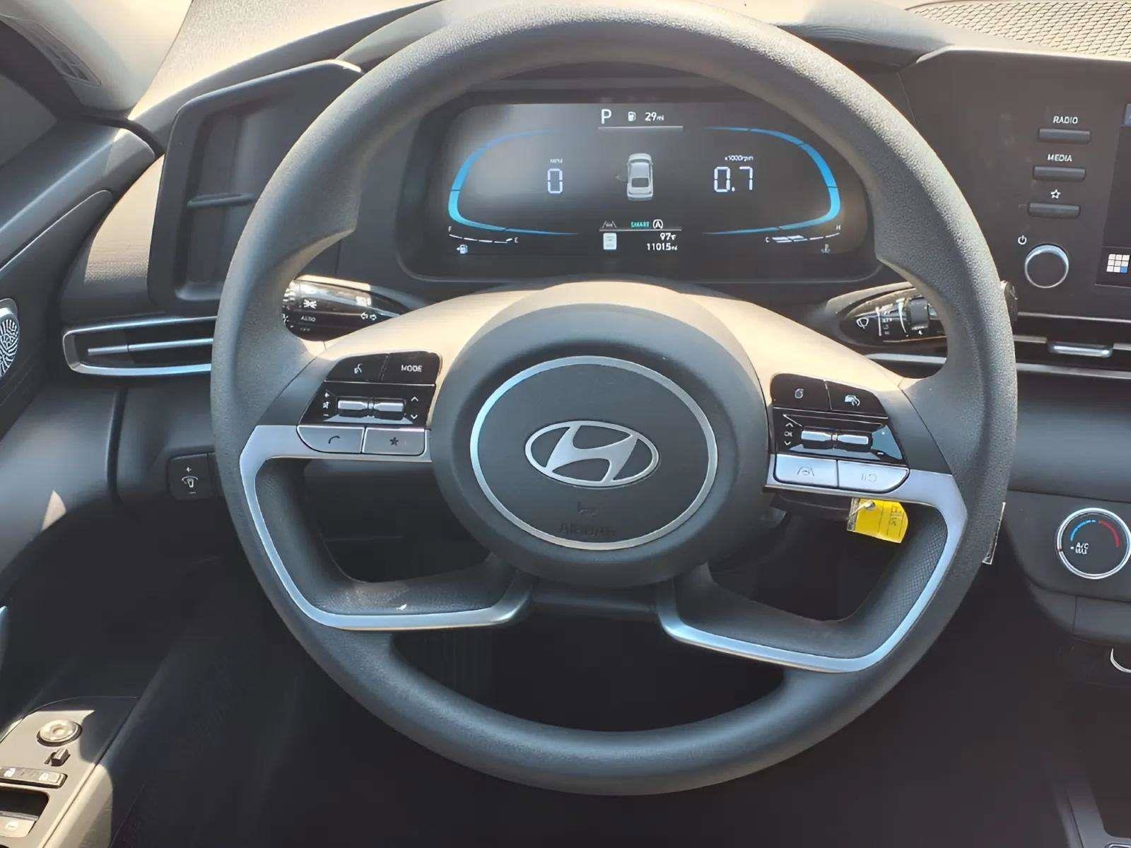 Certified 2025 Hyundai Elantra SE FWD image 19