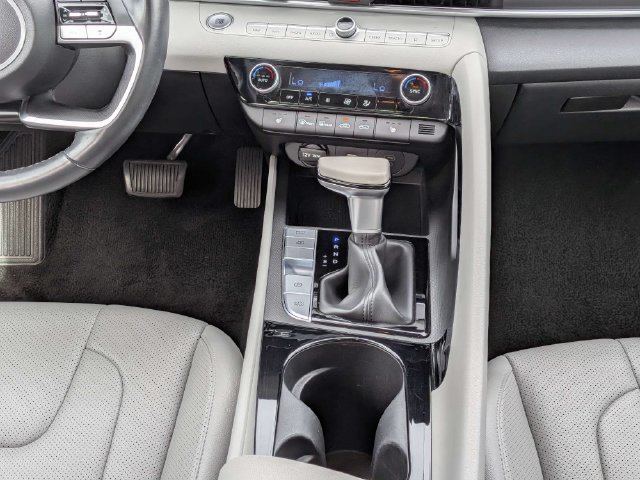 Used 2025 Hyundai Elantra Limited FWD image 17
