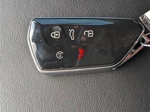 Used 2025 Volkswagen Atlas SE image 29