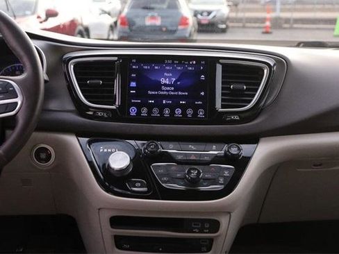 Used 2017 Chrysler Pacifica Touring-L Plus w/ Tire & Wheel Group image 25