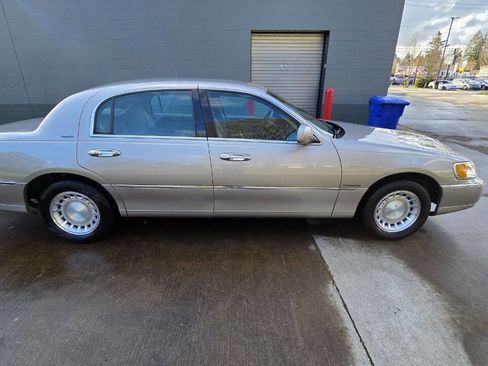 Used 2000 Lincoln Town Car Executive image 4