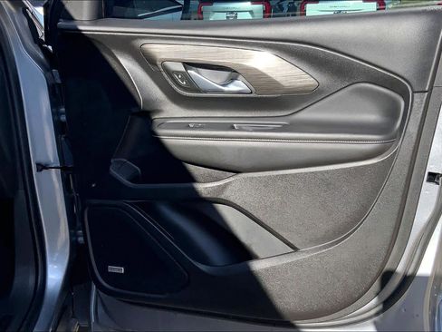 Used 2024 GMC Terrain SLT w/ Infotainment Package II image 21